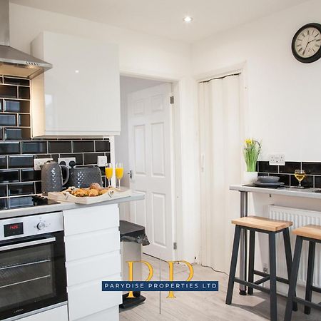 The Knutton House - Spacious Comfort By Parydise Properties - Leisure & Business Stays - Sleeps 7 Newcastle-under-Lyme Exterior photo