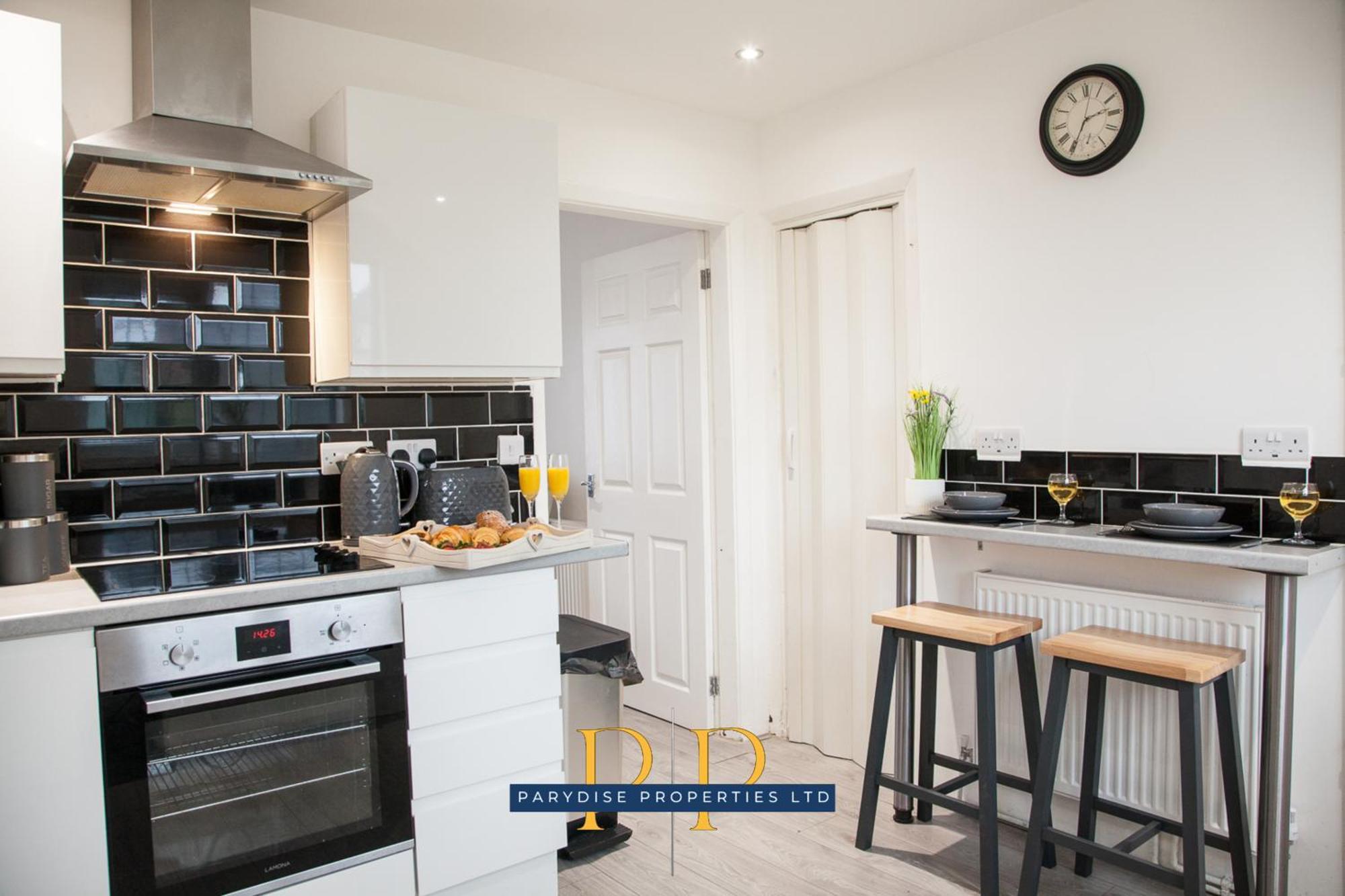 The Knutton House - Spacious Comfort By Parydise Properties - Leisure & Business Stays - Sleeps 7 Newcastle-under-Lyme Exterior photo
