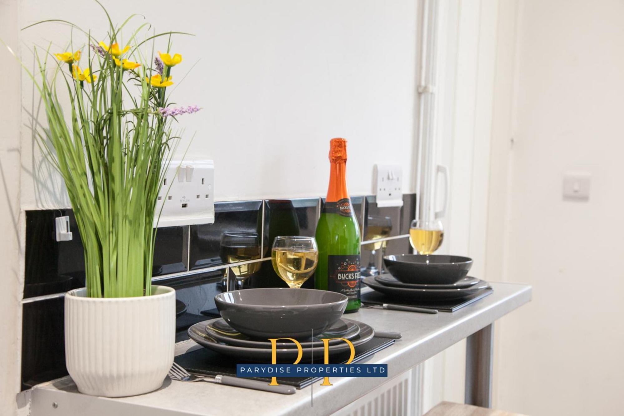 The Knutton House - Spacious Comfort By Parydise Properties - Leisure & Business Stays - Sleeps 7 Newcastle-under-Lyme Exterior photo