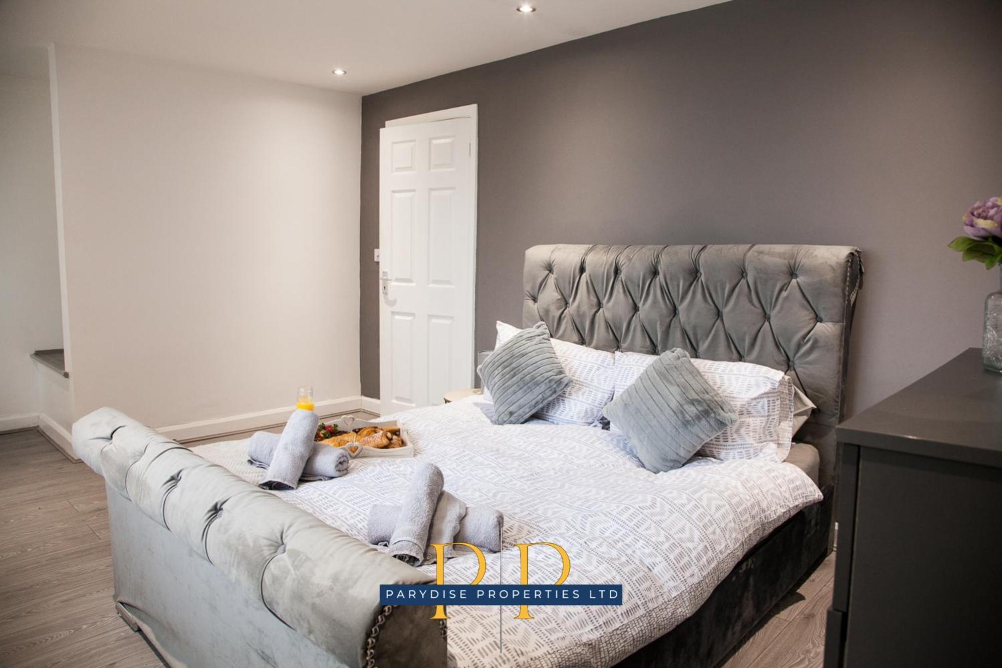 The Knutton House - Spacious Comfort By Parydise Properties - Leisure & Business Stays - Sleeps 7 Newcastle-under-Lyme Exterior photo
