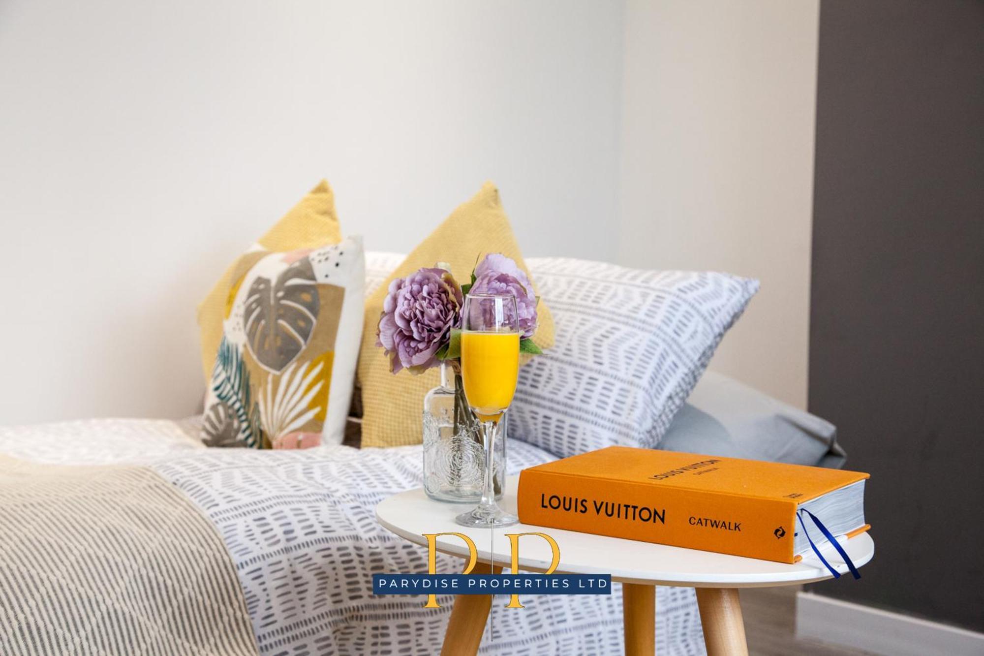 The Knutton House - Spacious Comfort By Parydise Properties - Leisure & Business Stays - Sleeps 7 Newcastle-under-Lyme Exterior photo