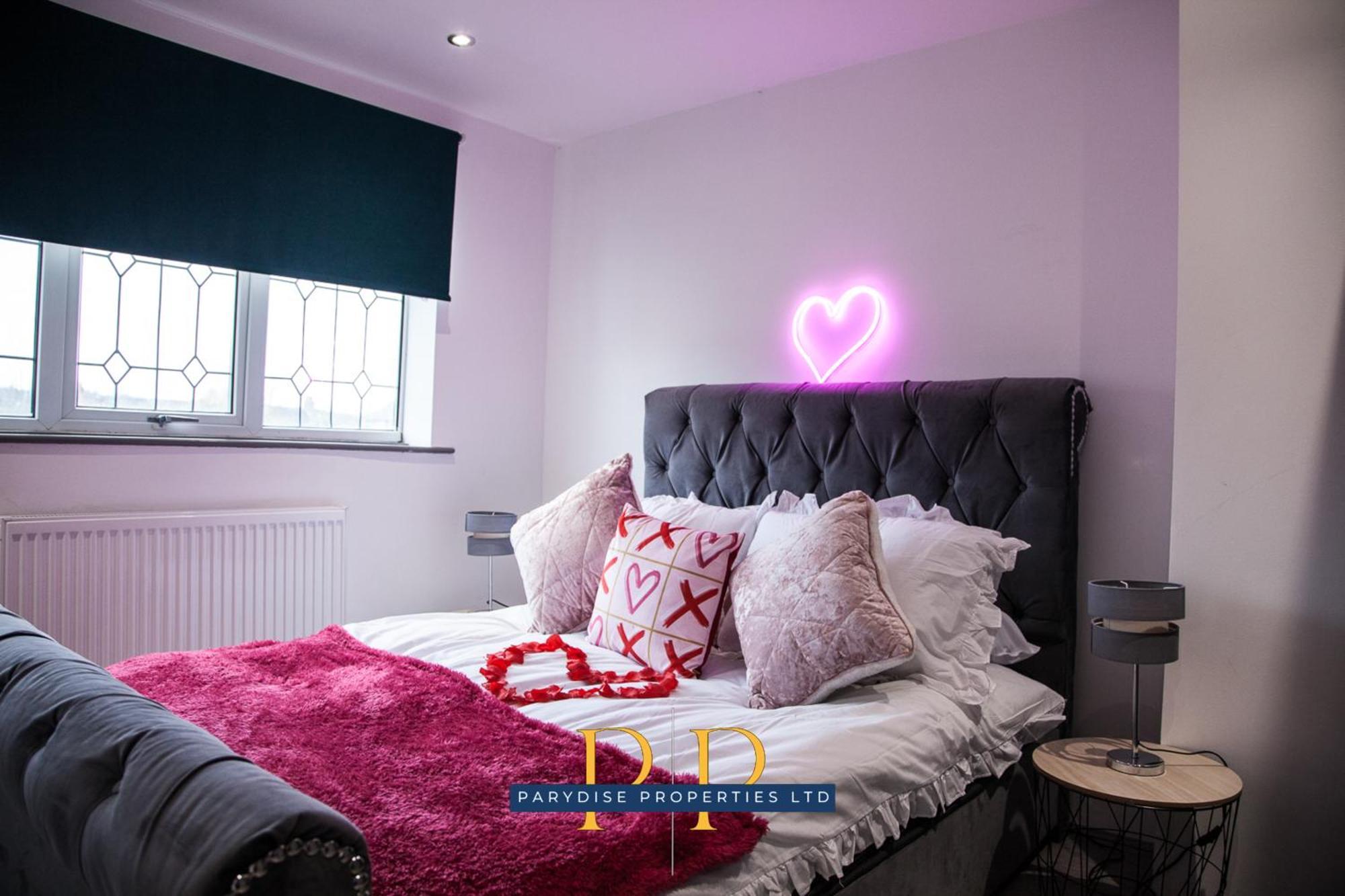 The Knutton House - Spacious Comfort By Parydise Properties - Leisure & Business Stays - Sleeps 7 Newcastle-under-Lyme Exterior photo
