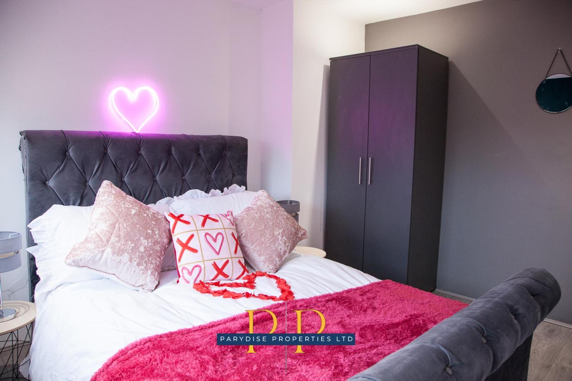 The Knutton House - Spacious Comfort By Parydise Properties - Leisure & Business Stays - Sleeps 7 Newcastle-under-Lyme Exterior photo