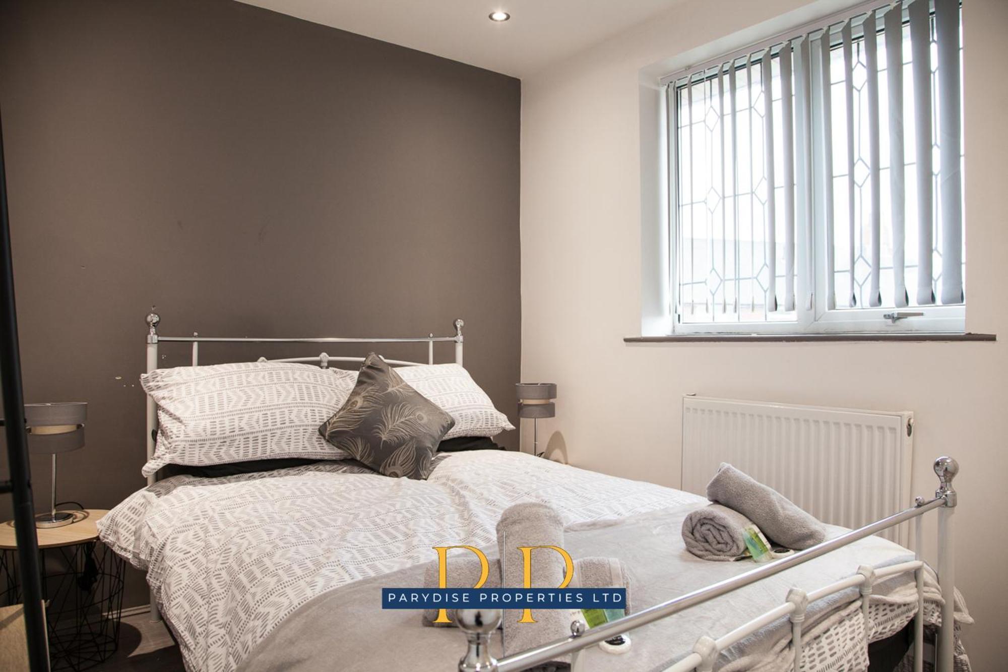 The Knutton House - Spacious Comfort By Parydise Properties - Leisure & Business Stays - Sleeps 7 Newcastle-under-Lyme Exterior photo