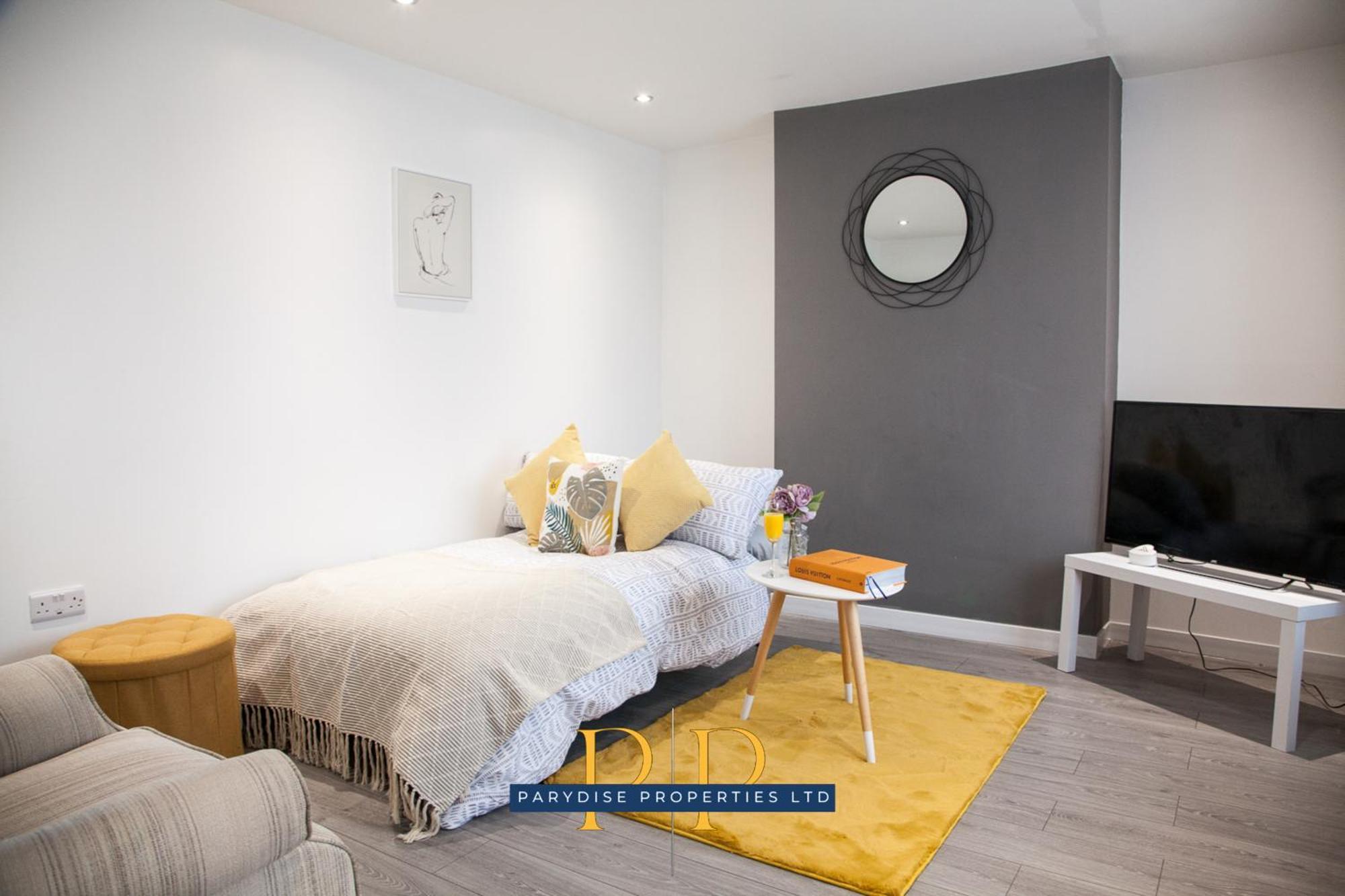 The Knutton House - Spacious Comfort By Parydise Properties - Leisure & Business Stays - Sleeps 7 Newcastle-under-Lyme Exterior photo